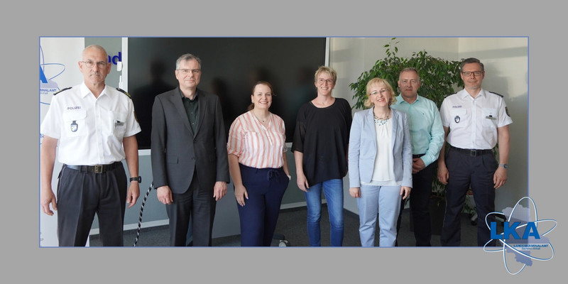 v.l.: LPD Olaf Wichmann (Ltr. Führungsstab - PI MD), LKD Sirko Eckert (Ltr. Leitungsstab, StV - LKA), Fr. Kinszorra und Fr. Schwarzbauer (INTEL AG), Fr. Specht (Direktorin des LKA), Mike Herre (DL 55 - LKA), KD Philipp Salow (Ltr. Prev. MD) INTEL AG zu Gesprächen im Landeskriminalamt