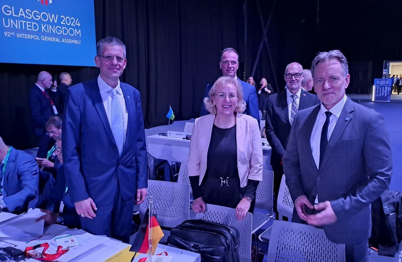 Herr Remmers (BKA), Frau Specht (LKA_Direktorin), Herr Münch (BKA-Präsident) Herr Remmers (BKA), Frau Specht, Herr Münch (BKA-Präsident)